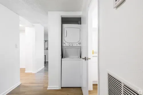 Model 2x1 950 sqft 3 Two-bedroom apartment Laundry at The Essex